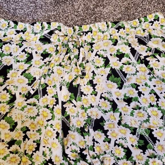 FRENCH CONNECTION | Women's daisy floral-print drawstring-waist shorts. - Picture 3 of 5